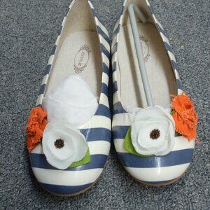 pumpkin striped skimmers shoes in blue and white floral